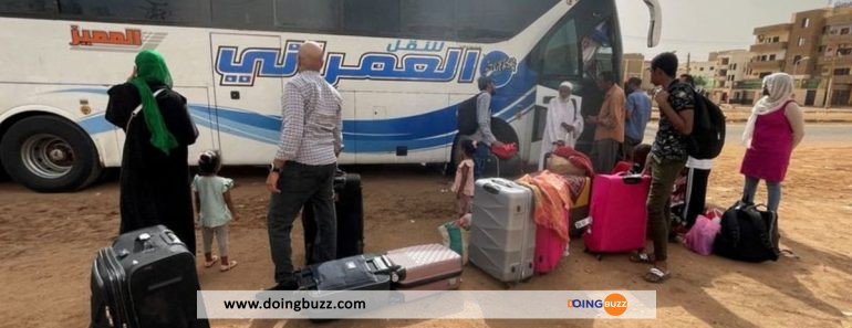 Conflit Au Soudan: Les Évacués Égyptiens Dans Les Bus Parviennent À La Sécurité À La Frontière