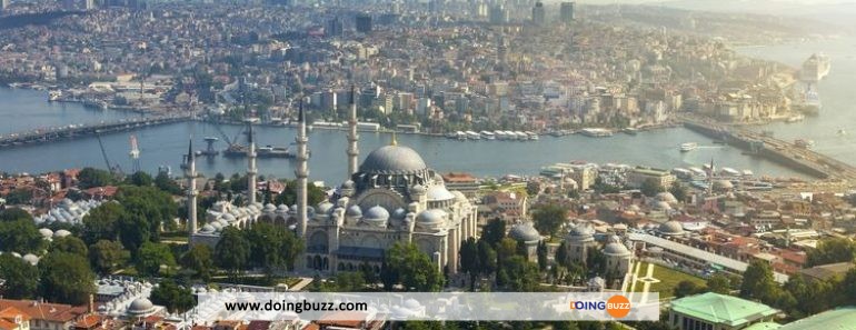 Tunisie : Un Nuage Noir Recouvre Istanbul, Le Jour S’est Transformé En Nuit (Vidéo)