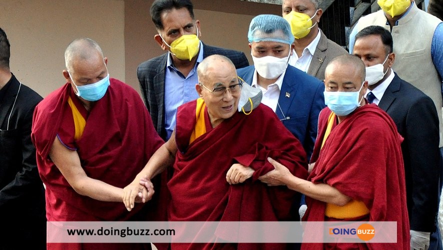 Le Dalaï-Lama Au Centre Des Critiques : Une Vidéo Le Montre En Train De Toucher Une Fille