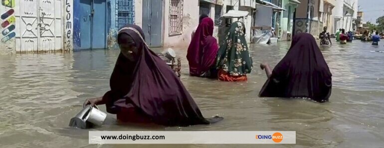 Des Milliers De Personnes Fuient Les Inondations En Somalie 