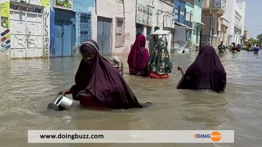 Des Milliers De Personnes Fuient Les Inondations En Somalie 