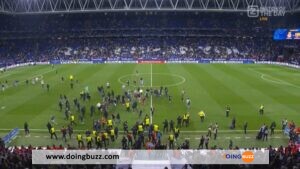 Barça : Les Supporters De L&Rsquo;Espanyol Ont Envahi Le Terrain Pour Cette Raison (Vidéo)