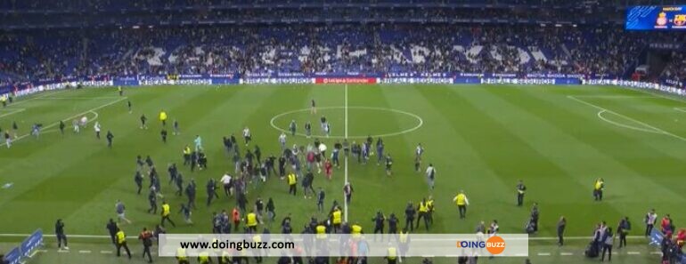 Barça : Les supporters de l'Espanyol ont envahi le terrain pour cette raison (vidéo)
