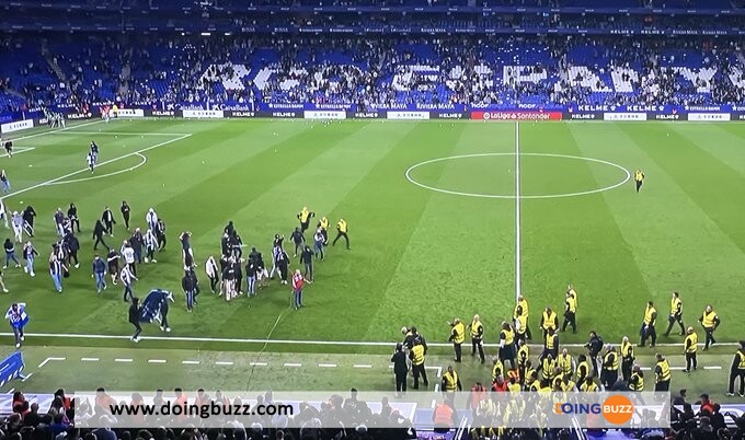 Barça : Les Supporters De L'Espanyol Ont Envahi Le Terrain Pour Cette Raison (Vidéo)