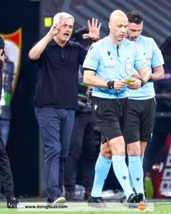 L&Rsquo;Arbitre De La Finale Anthony Taylor Attaqué Par Les Supporters De La Roma (Vidéo)