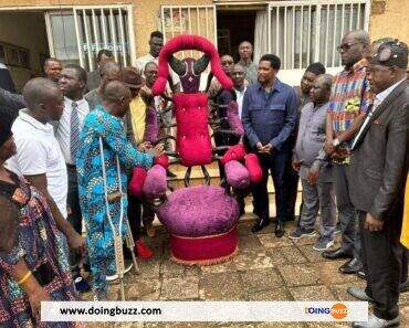 Samuel Eto’o « couronné roi » : Le président de la FECAFOOT reçoit une chaise royale (PHOTO)