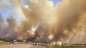 Incendie Sur L&Rsquo;Île De Rhodes : 30 000 Personnes Évacuées