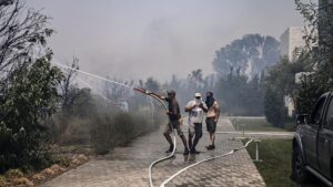 La Grèce Lutte Contre Les Flammes : Touristes Évacués En Urgence Face À La Menace Des Incendies