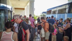 Grèce : Des Milliers De Touristes Évacuent L&Rsquo;Île De Rhodes En Proie Aux Incendies