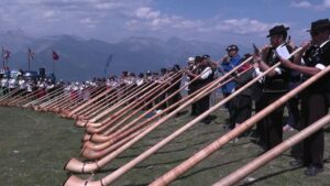 Vidéo : No Comment : Les Sonneurs De Cor Au Sommet Des Alpes