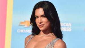 Dua Lipa Choquante : Elle Révèle Son Dos Cambré Dans Une Robe Dos-Nu Avec Un Décolleté Vertigineux