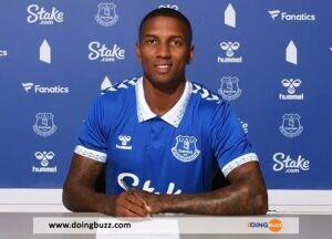 Mercato : Ashley Young A Signé Un Contrat D’une Saison Avec Everton