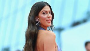 Iris Mittenaere Révèle Ses Jambes Bronzées Dans Une Parfaite Robe Estivale À Fleurs – Graziain French