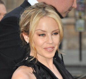 Kylie Minogue Incendiaire Dans Une Robe Moulante Et Outrageusement Transparente – Grazia