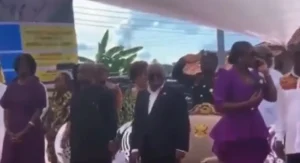 Nana Akufo-Addo : Sa Fille Edwina Filmée En Pleine Conversation Pendant L&Rsquo;Hymne National (Video)