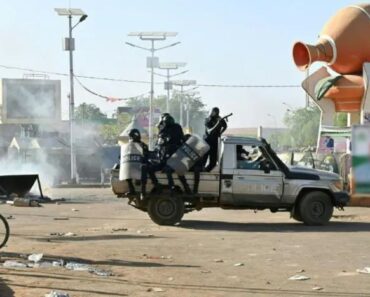 Coup D'État Au Niger : Les Manifestants Soutiennent Les Putschistes Dans L'Espoir D'Un Changement