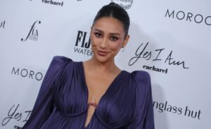 Shay Mitchell En Corset À Décolleté Pigeonnant, Elle Porte La Tendance Pantalon La Plus Controversée Des Années 2000 – Grazia