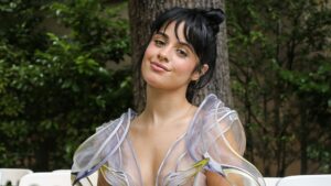 Camila Cabello : D’humeur Coquine, Elle Se Dévoile Topless Sous Une Veste Ouverte Et Affole La Toile