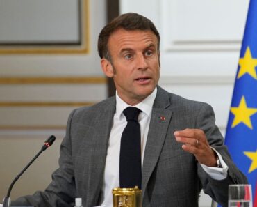 Emmanuel Macron : L' »Homme Politique De L&Rsquo;Année 2023″ Se Fait Dézinguer