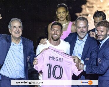 David Beckham Évite De Justesse Une Chute Lors De La Présentation De Lionel Messi À L'Inter Miami