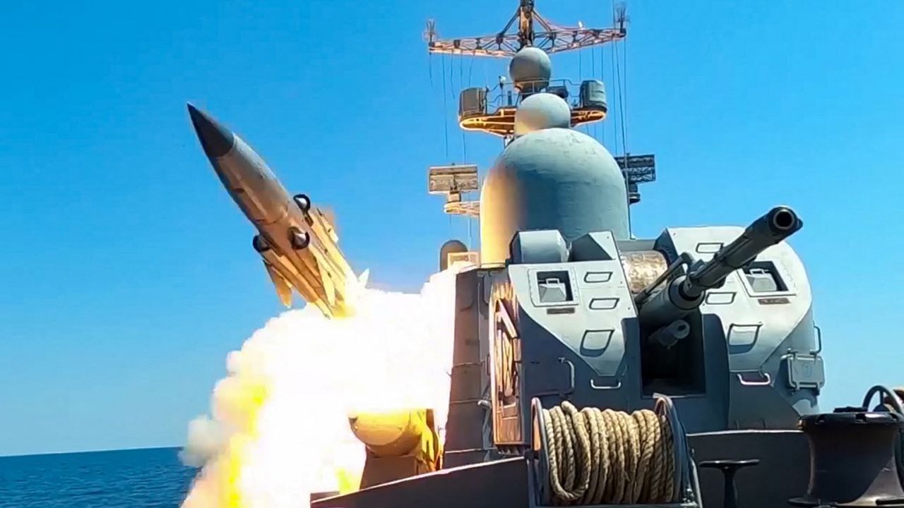 Guerre En Ukraine Un Navire De La Flotte Russe Tire Un Missile De Croisiere En Mer Noire C0E4A9