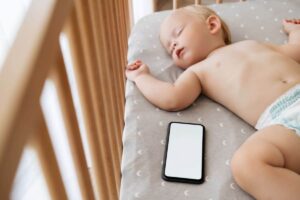 Un Couple Échange Son Bébé Contre Un Iphone 14 Et Se Lance Dans La Réalisation De Vidéos Sur Instagram