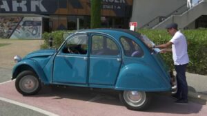 Vidéo – Sur Les Routes De Provence En 2Cv Électrique : De Saint-Cyr-Sur-Mer Au Circuit Du Castellet