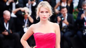 Lottie Moss, Resplendissante, Elle Arbore La Nouvelle Robe Tendance À Shopper