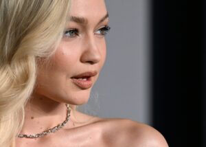 Gigi Hadid Ose Un Combo Mode Qui Était Pourtant Interdit Dans Les 90S !