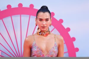 Dua Lipa Succombe À La Tendance Des Ballerines À Brides Dans Un Look Décontracté