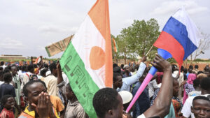 Des Milliers De Personnes Ont Protesté À Proximité De La Base Militaire Française À Niamey.