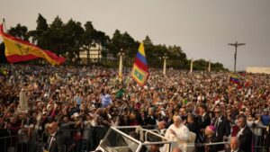 Portugal : Visite Éclair Du Pape À Fatima Devant 200 000 Fidèles