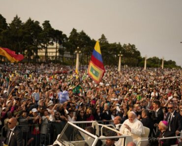 Portugal : Visite Éclair Du Pape À Fatima Devant 200 000 Fidèles