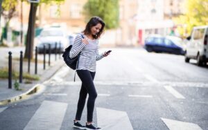 Il A Fallu Une Étude Pour Prouver Que Regarder Son Smartphone En Marchant Est Dangereux