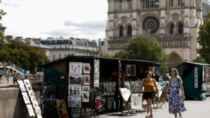 Les Intellectuels Se Rassemblent Pour Soutenir Les Bouquinistes Des Quais De Seine