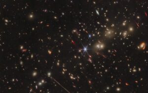 Le Télescope Spatial Capture L&Rsquo;Image D&Rsquo;Un Gigantesque Amas De Galaxies