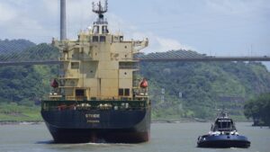 En Raison De La Sécheresse, Le Passage Des Bateaux Est Limité Dans Le Canal De Panama