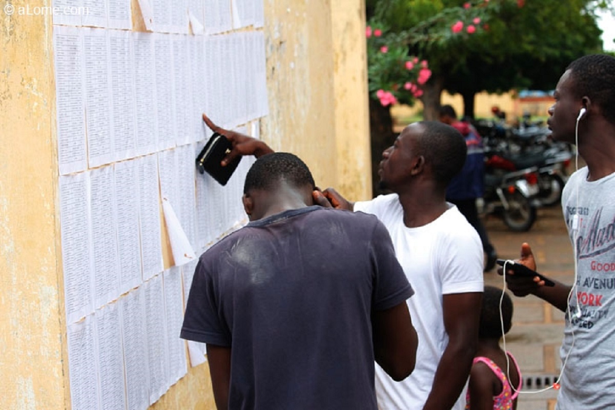 Cote Divoire Ces 3 Eleves Posent Un Geste Emouvant Apres Lobtention De Leur Bac Photo