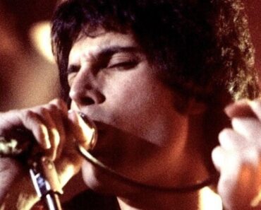 Freddie Mercury Performing In New Haven Ct November 1977 Cropped