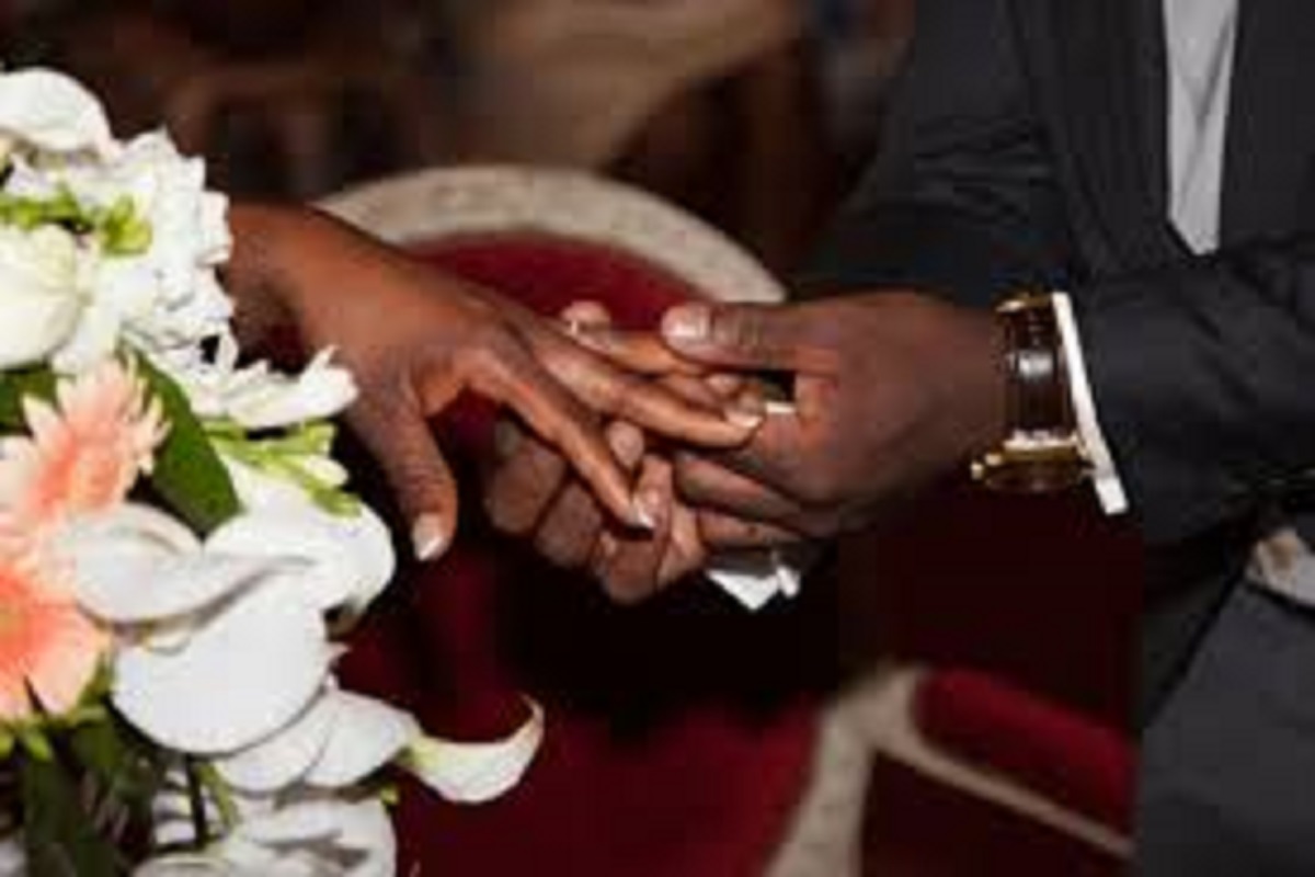 Mariage Un Couple Vieux Jeune Provoque Un Tolle Sur La Toile Video