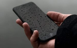 Ce Smartphone Oneplus Dispose D&Rsquo;Une Puce Spéciale Qui Le Rend Utilisable Sous La Pluie.