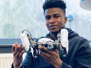 Succès : Un Africain Invente Le Premier Robot De Jeu Intelligent Au Monde