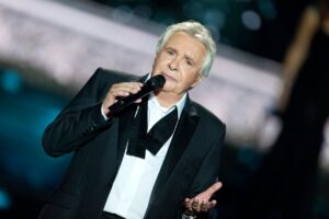 Michel Sardou : Un Chanteur Atomisé Par Une Célèbre Artiste, Jugé Scout, Sectaire Et De Droite…