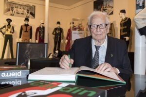 Pierre Cardin : « Spoliation », « Manœuvres Douteuses »… La Succession Du Couturier Divise Sa Famille