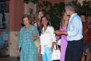 La Reine Letizia D&Rsquo;Espagne Étincelle Dans Une Tenue En Soie Lors De Sa Dernière Sortie En Famille