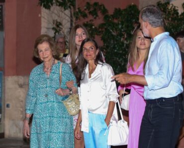 La Reine Letizia D&Rsquo;Espagne Étincelle Dans Une Tenue En Soie Lors De Sa Dernière Sortie En Famille