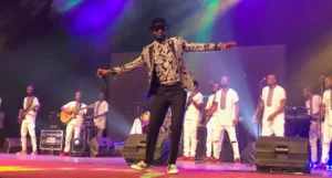 Video – Fally Ipupa Donne Une Leçon Aux Jeunes Artistes Alors Qu&Rsquo;Une Fan Tombe Sur Lui