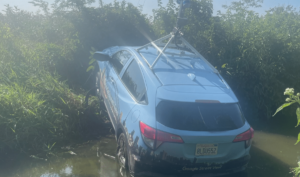 Traquée Par La Police, Une Voiture Google Finit Sa Course Folle Dans Un Ruisseau