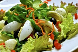 Attention Au Régime : Une Idée Trompeuse ! Pourquoi Manger Une Salade À Midi Ne Favorise Pas La Perte De Poids