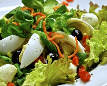 Attention Au Régime : Une Idée Trompeuse ! Pourquoi Manger Une Salade À Midi Ne Favorise Pas La Perte De Poids